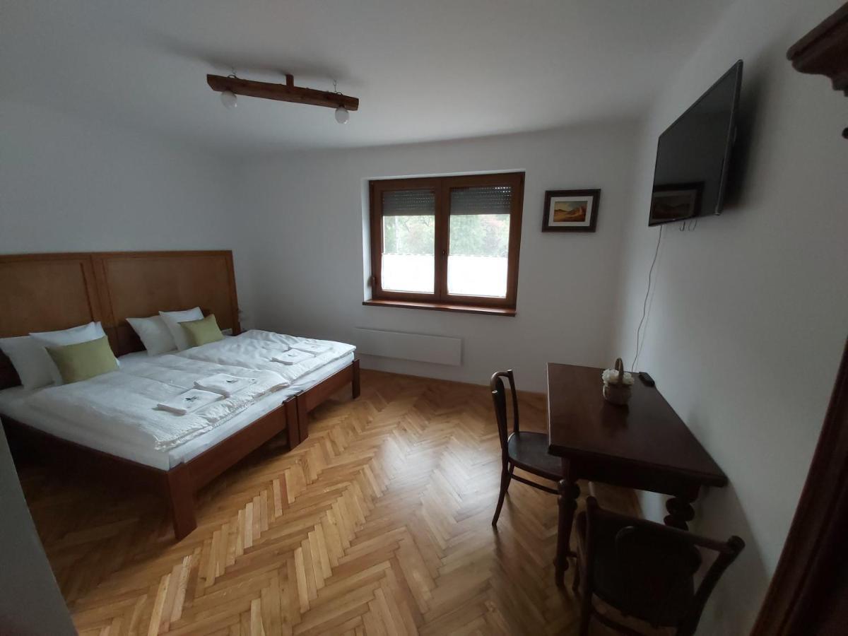 Bed and Breakfast Mamutfenyo Panzio Тата Экстерьер фото