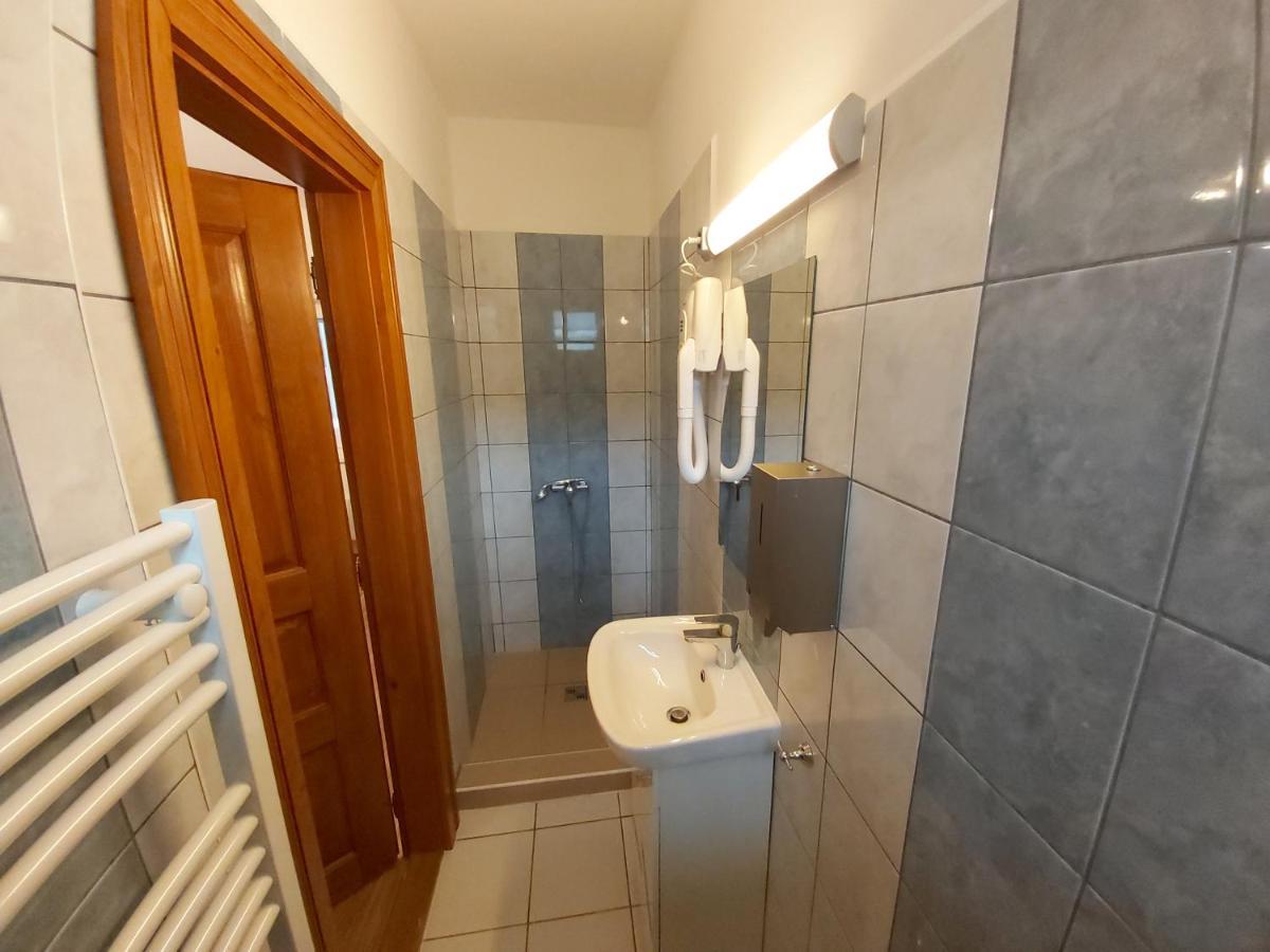 Bed and Breakfast Mamutfenyo Panzio Тата Экстерьер фото