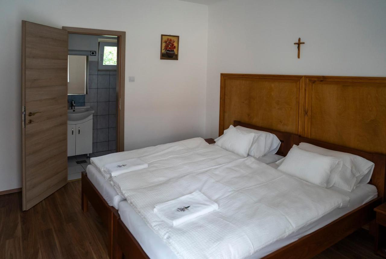 Bed and Breakfast Mamutfenyo Panzio Тата Экстерьер фото