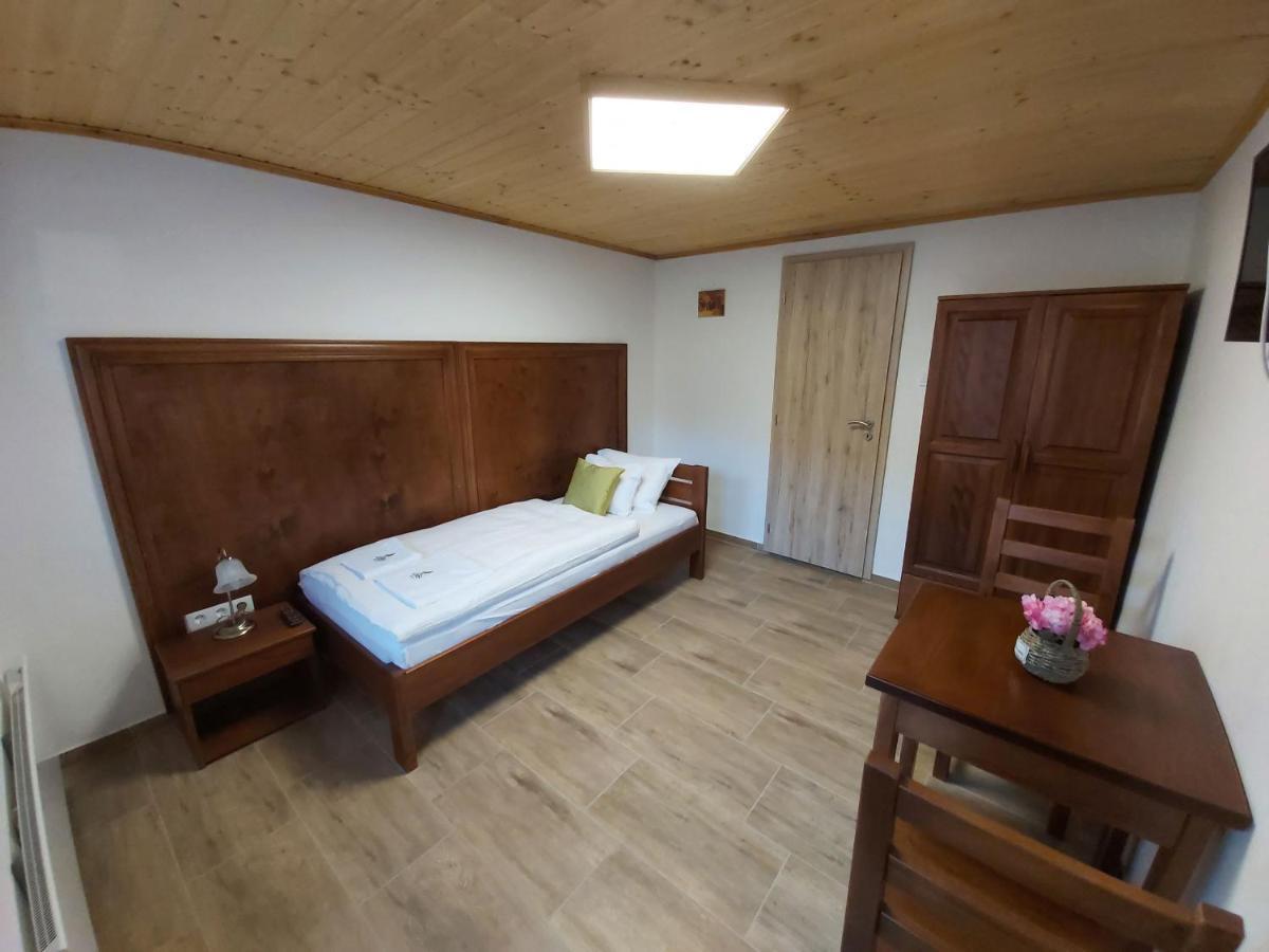 Bed and Breakfast Mamutfenyo Panzio Тата Экстерьер фото