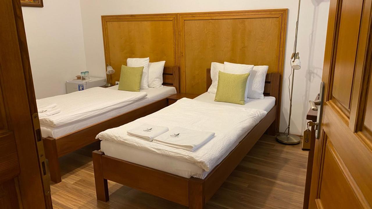 Bed and Breakfast Mamutfenyo Panzio Тата Экстерьер фото