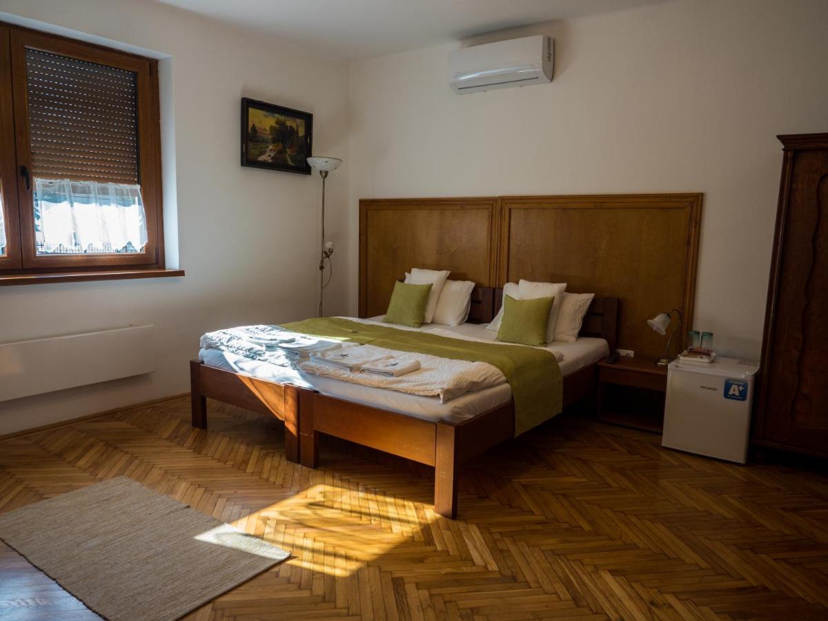 Bed and Breakfast Mamutfenyo Panzio Тата Экстерьер фото