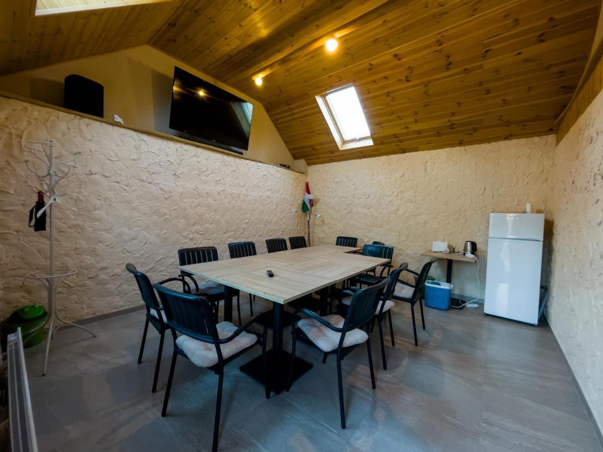 Bed and Breakfast Mamutfenyo Panzio Тата Экстерьер фото