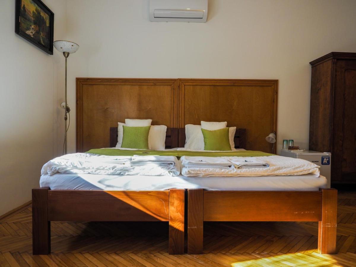 Bed and Breakfast Mamutfenyo Panzio Тата Экстерьер фото