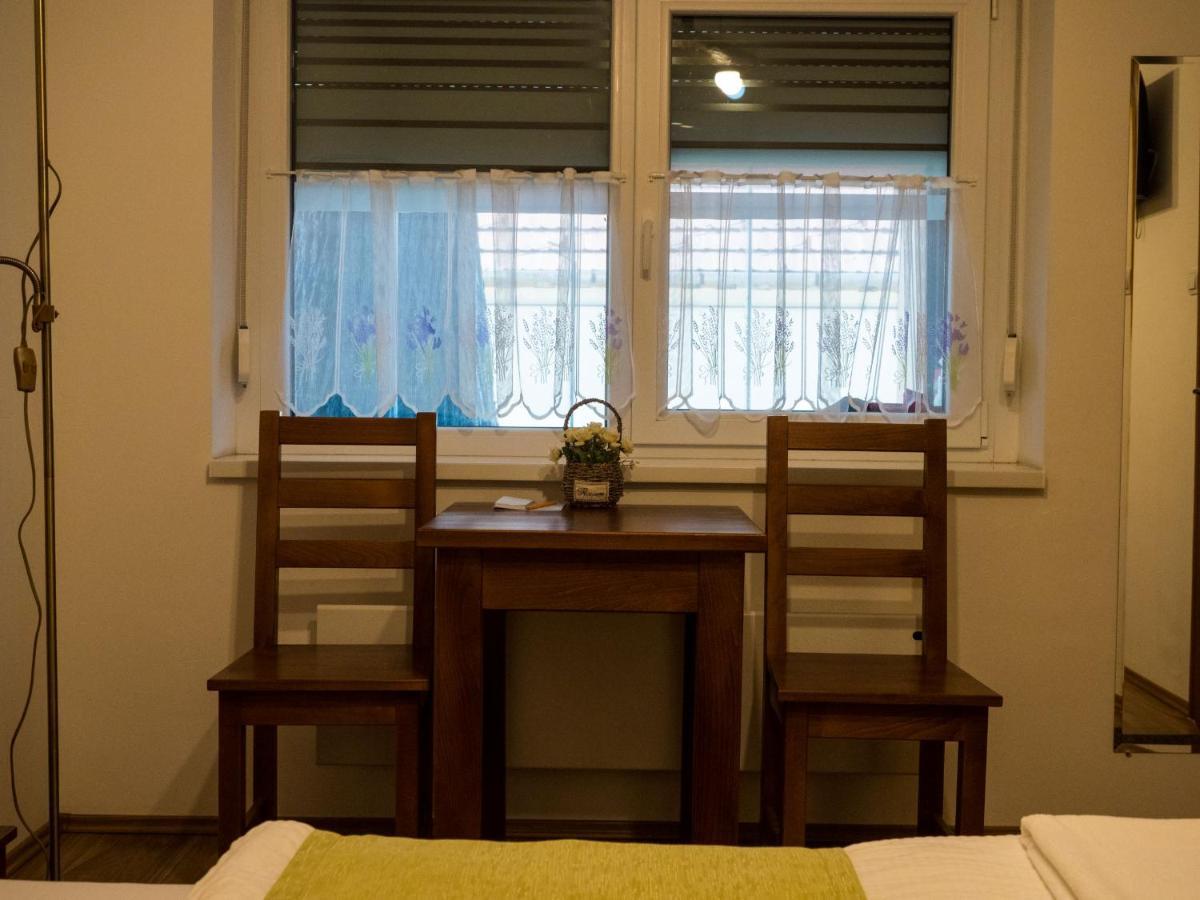 Bed and Breakfast Mamutfenyo Panzio Тата Экстерьер фото