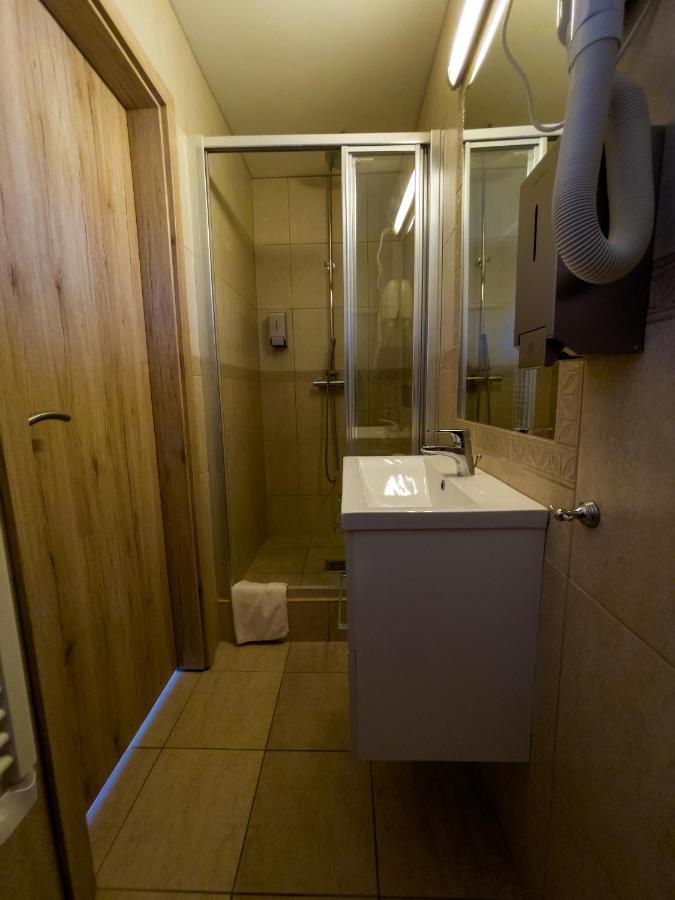 Bed and Breakfast Mamutfenyo Panzio Тата Экстерьер фото